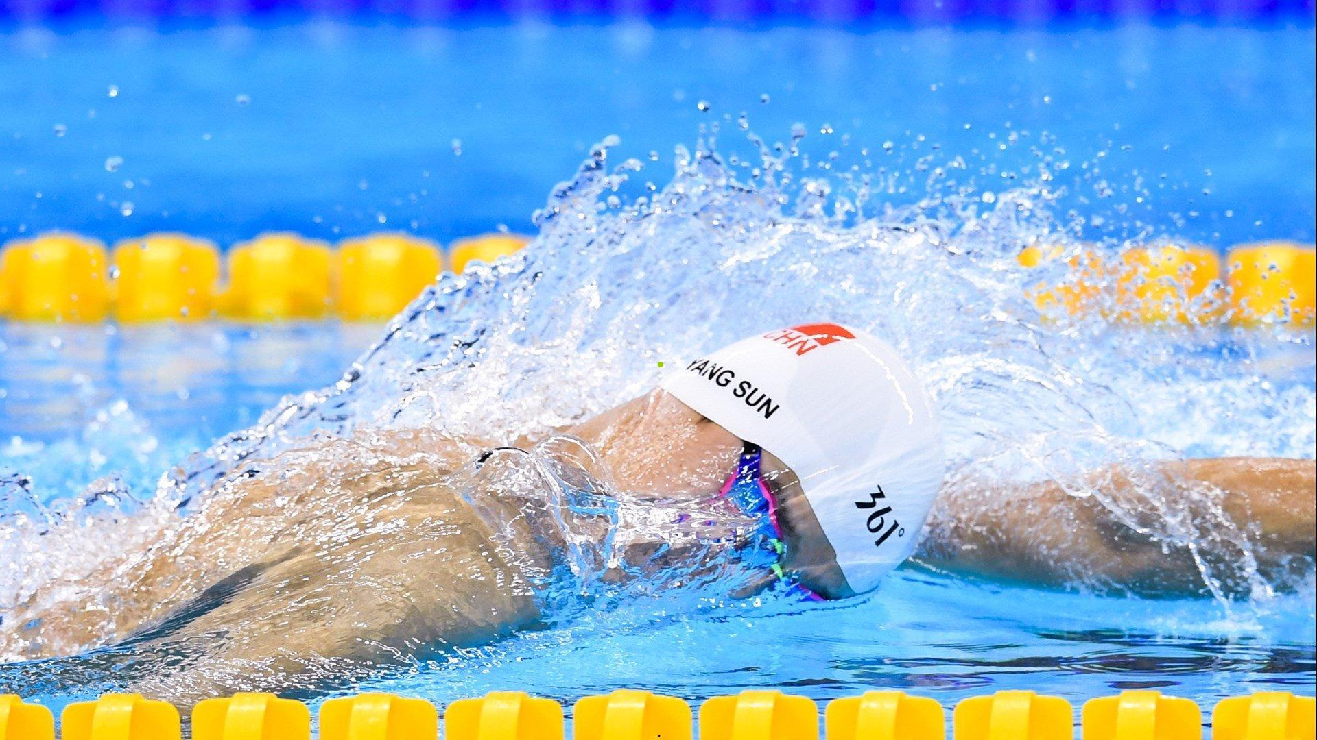 六万球迷狂欢海港队夺冠,VAR手球判罚引爆赛后舆论漩涡