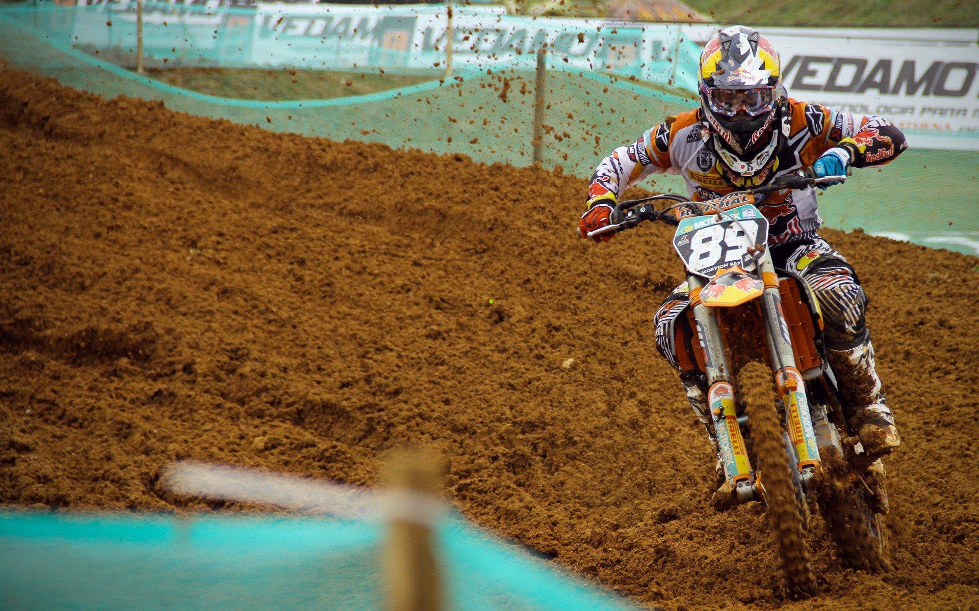 六万球迷狂欢海港队夺冠,VAR手球判罚引爆赛后舆论漩涡